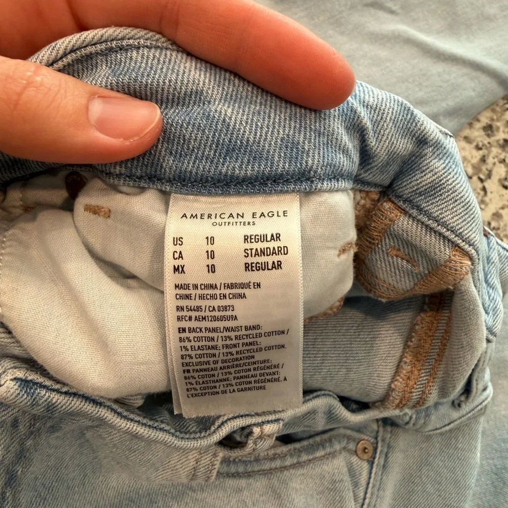 American Eagle Strigid Mom Jeans - Picture 3 of 3